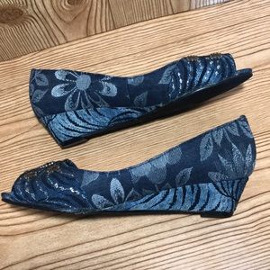 🌻$10🌻New York Transit denim peep toe wedges